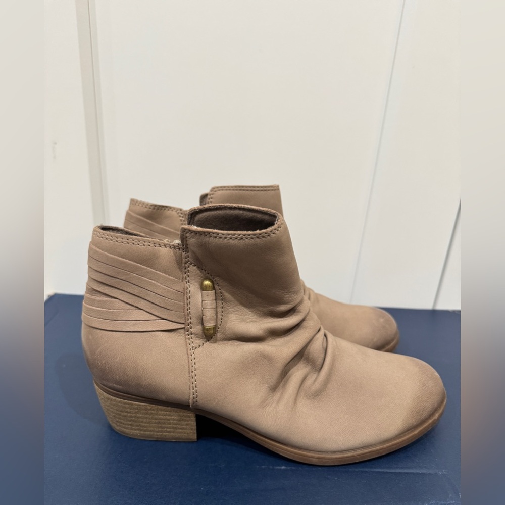 NEW Clarks Charlten Rosa Women’s Ankle Boots, Taupe, Size 8